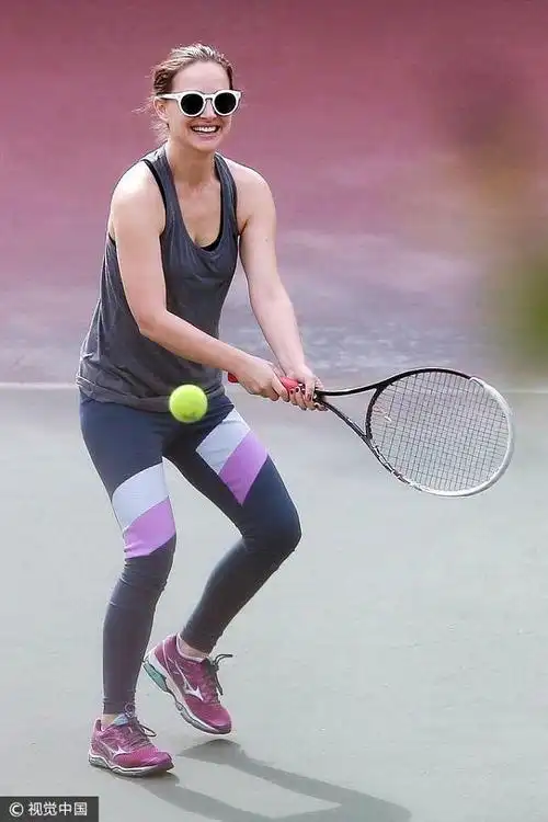 波特曼打网球练出肌肉 动作专业有范