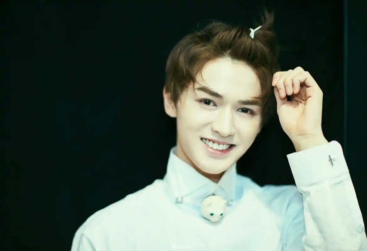 组图:朱正廷苹果啾啾头配小猫挂饰青春可爱 笑起来阳光暖人