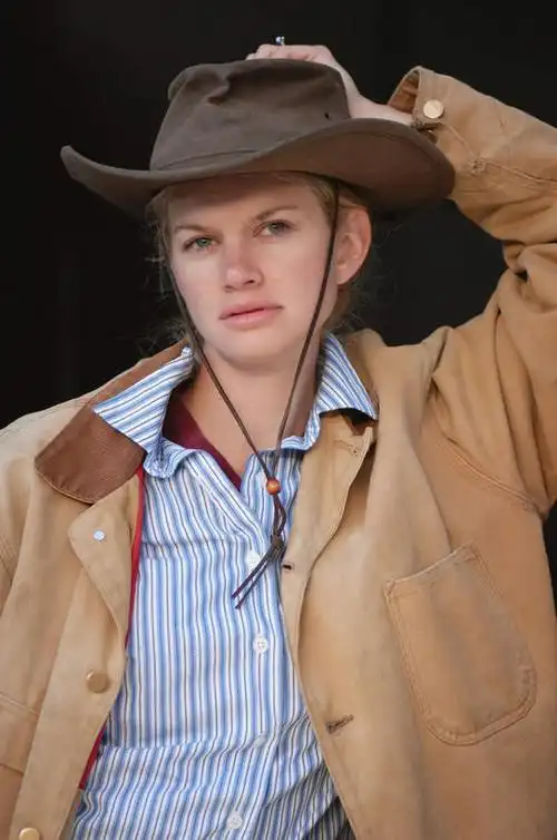 西方人,一个人,牛仔,站,摸,竖图,室外,白天,正面,帽子,欧洲,欧洲人,仅