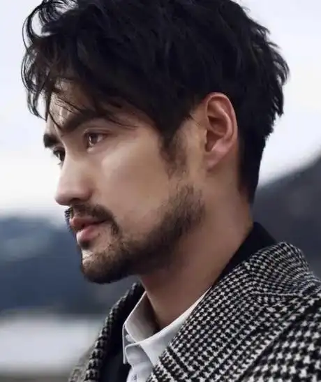 为了彰显自己的成熟,袁弘在婚后一改往日的"英俊小生"形象,留起了胡子