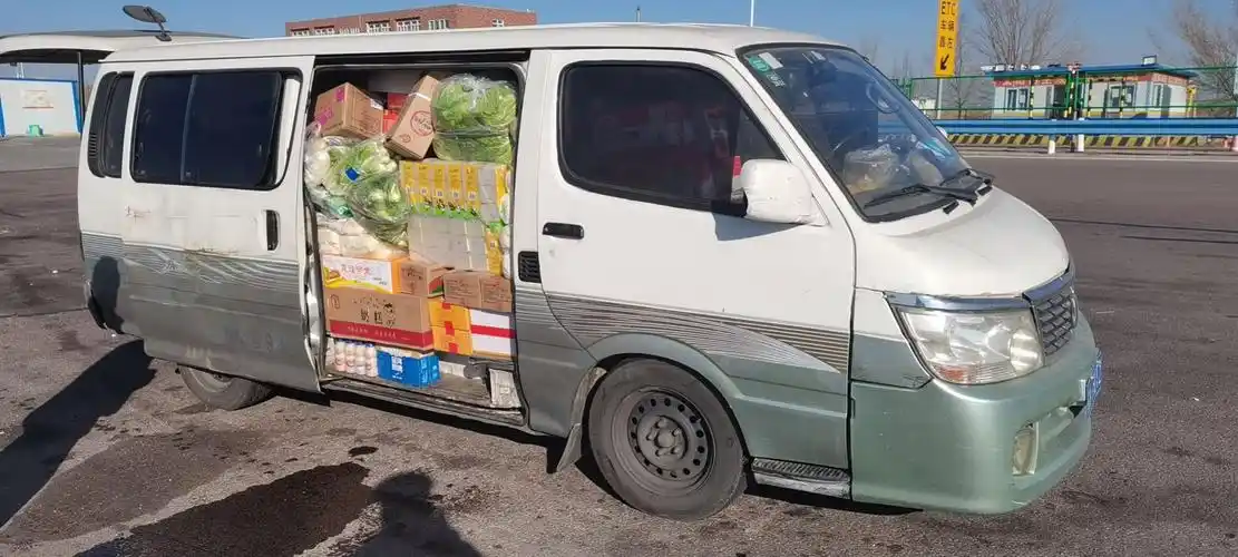 面包车装得满满当当全是货物