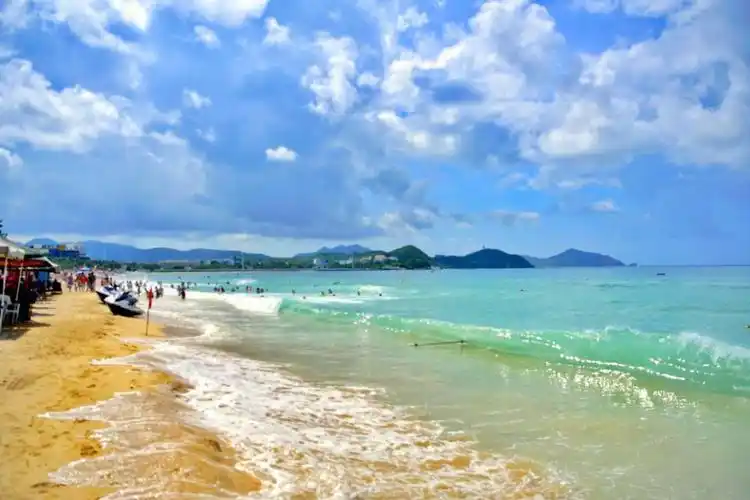 [转载]【实拍】三亚大东海,让人惊艳的日光浴沙滩