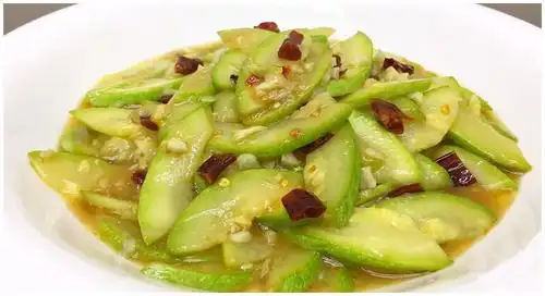 西葫芦是南瓜的变种,它和南瓜科属一种的,原产自北美的南部,现在广泛