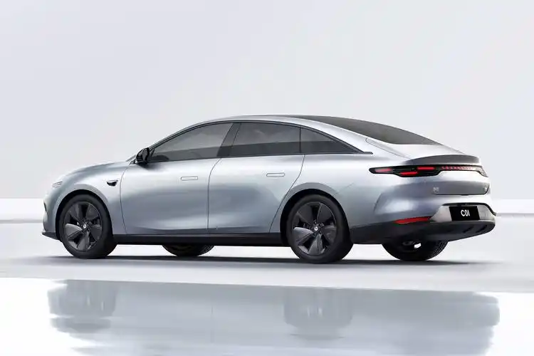 溜背造型,运动风格c柱,无框车门,19英寸熏黑轮圈,隐藏式门把手的出现