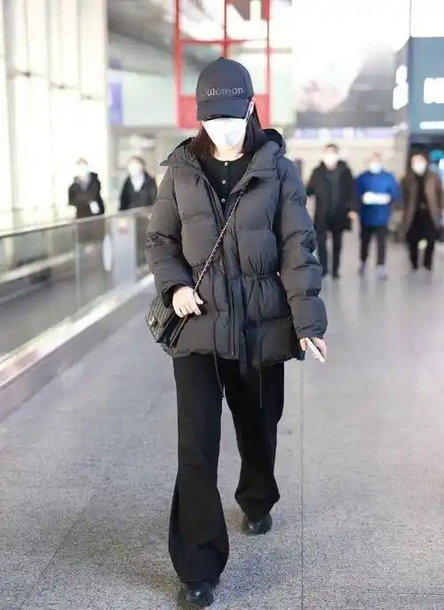 蒋勤勤这才是冬季该有的穿搭,羽绒服配阔腿裤,保暖又洋气_黑色_基础