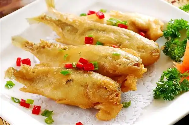 炸小黄鱼,挂面糊还是直接炸?都不对,教你一招,酥脆鲜香不回软