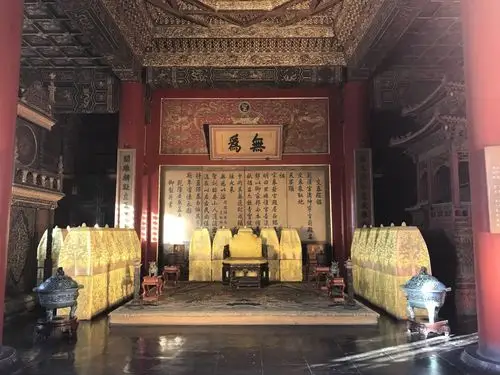 【携程攻略】景点,三大殿分别是乾清宫又称正大光明殿,交泰殿和坤宁殿