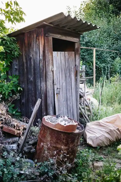 村里的旧木厕所