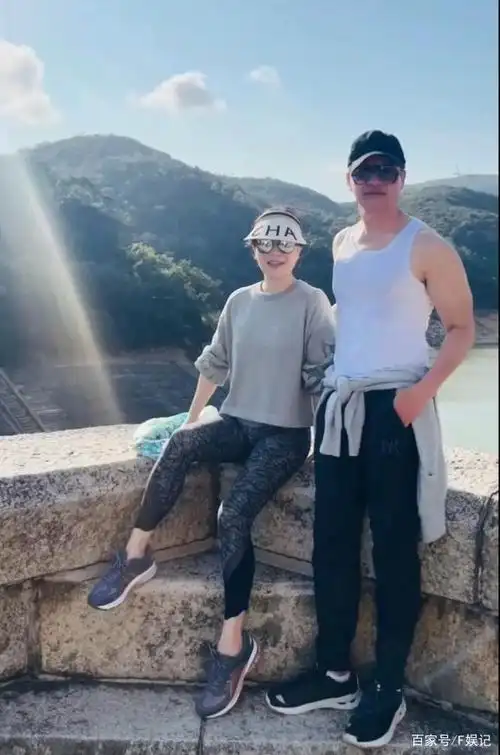 与太太疫情下爬山晒夫妻恩爱合影吕良伟穿无袖背心秀强壮的手臂