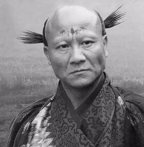 后毕业于上海电视大学,1982年出演张鑫炎执导电影《少林寺》中秃鹰一