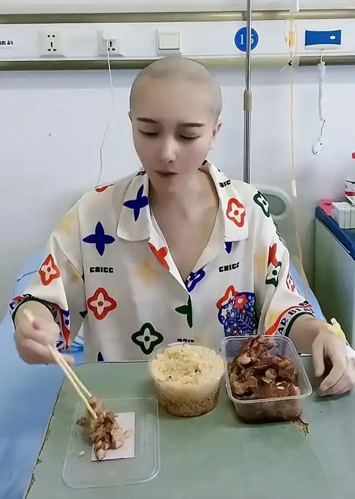 第一次化疗头发就大把大把地掉,回到家看到镜子里稀疏的头发,欢欢痛哭