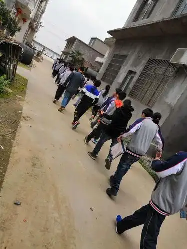 同学们排成整齐的两列纵队,向活动中心迈进