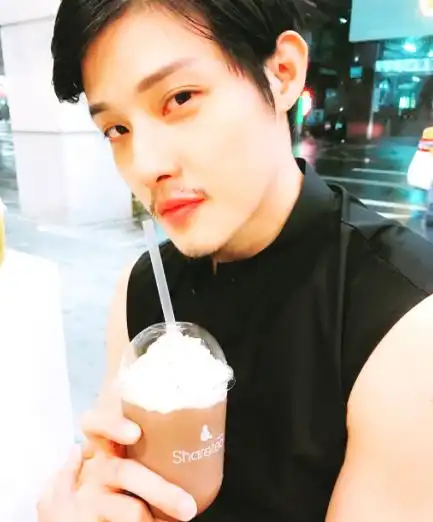 但寇家瑞个子很高,五官完美,很有气质,被称为娱乐圈最帅的"星二代".