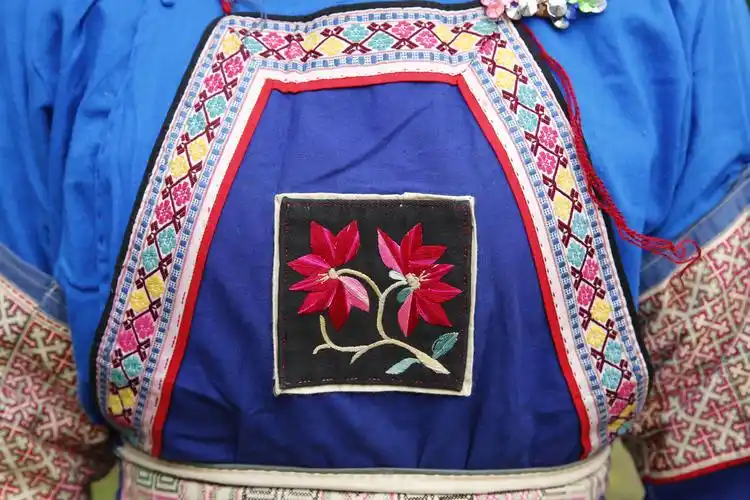 贵州贵阳苗族女子服饰刺绣工艺2