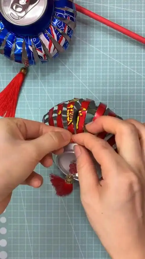 中秋节快到了,用易拉罐也能做个好看的环保灯笼哦,快试试吧