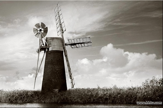 风车两个旋转轮草地_动态风景_ps123.net