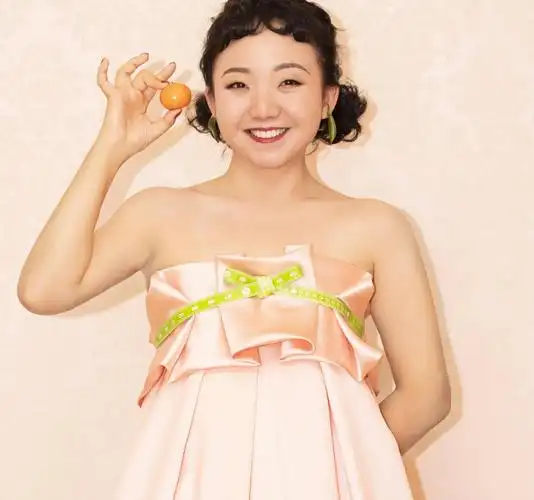 打破白瘦幼之美穿吊带裙展现肉感美辣目洋子用演技征服尔冬升