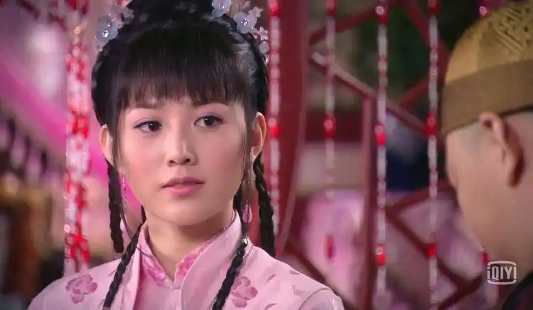 多情江山:从歌女到皇贵妃,董小宛历经6个发型,簪花旗头超雅致