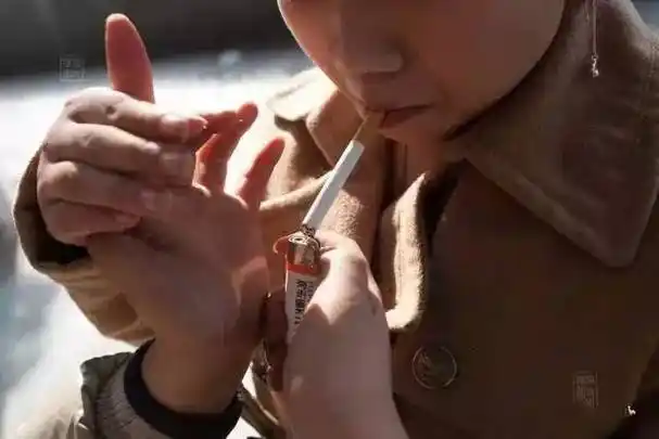 父母住院,给医生递根烟,查房都查得勤些.