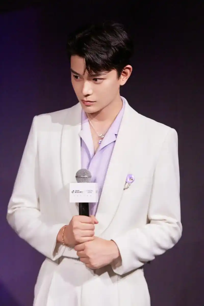 丁禹兮|巴黎欧莱雅护肤代言人.帅气小丁闪现#丁禹兮 #向全世 - 抖音