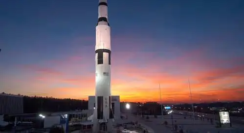 s. space and rocket center) 的土星 5 号运载火箭在日落时分的景象