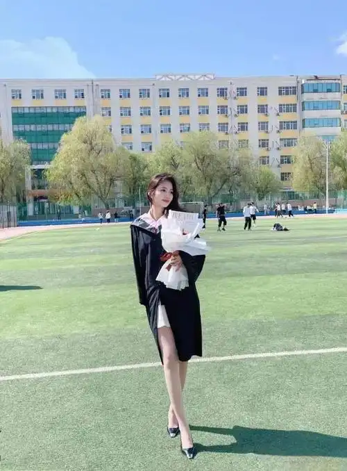 身穿学士服脚穿高跟鞋露着大腿到底是晒毕业照还是大腿