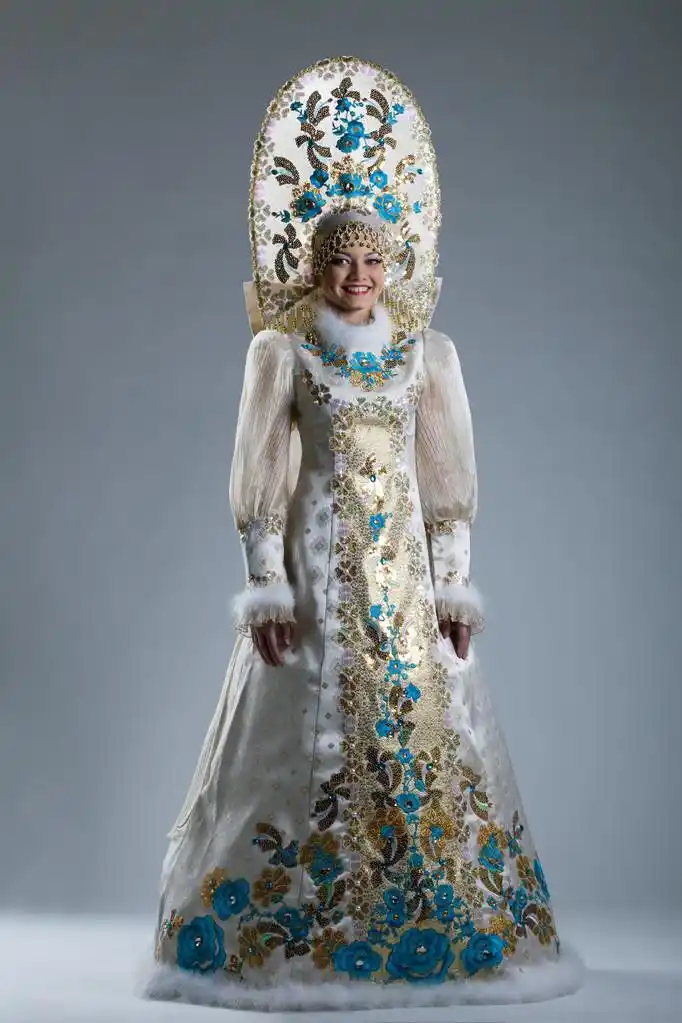 微笑着摆了俄罗斯传统服饰的女孩