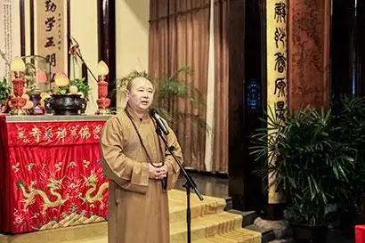 中国佛教协会副会长,上海市慈善基金会副理事长,玉佛禅寺方丈觉醒大