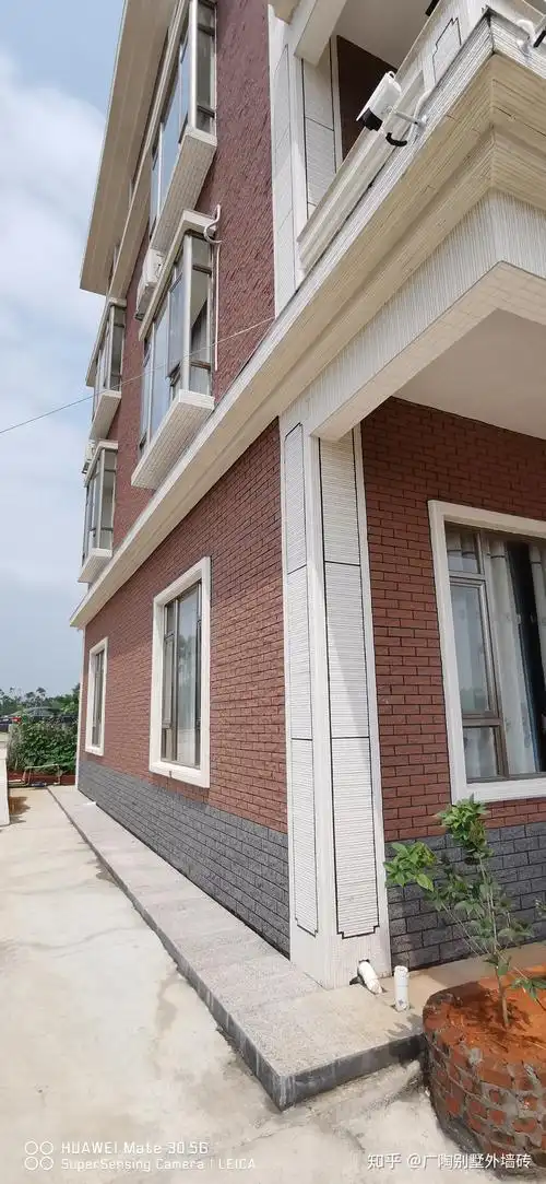 整栋房子的外立面采用了广陶劈岩外墙砖来装饰,柱子跟窗框也是用丹霞