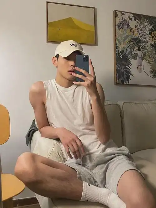 00后帅气清秀的东北小哥哥自拍照比正装衬衫还好看