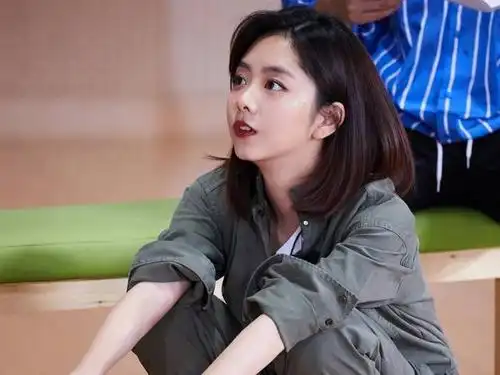 28岁谭松韵被围观,抱着书包蹲在地上不起来,并直言自己像个猴