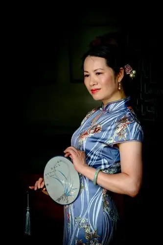 祺袍情:身着旗袍的女人如诗,可文雅从容,可风情万种,站如花,行如莲,一