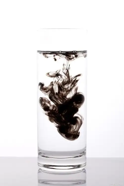一滴墨汁滴在一杯清水里,这杯水就立马变色不能喝了.
