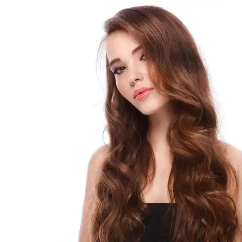 白色背景中长发飘飘的美女