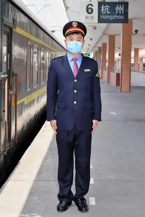 右侧为2019式新制服已经陆续换上新装普速列车上的铁路工作人员细心