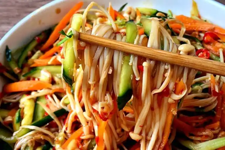 凉拌黄瓜金针菇怎么做才好吃教你一个简单的方法清脆爽口