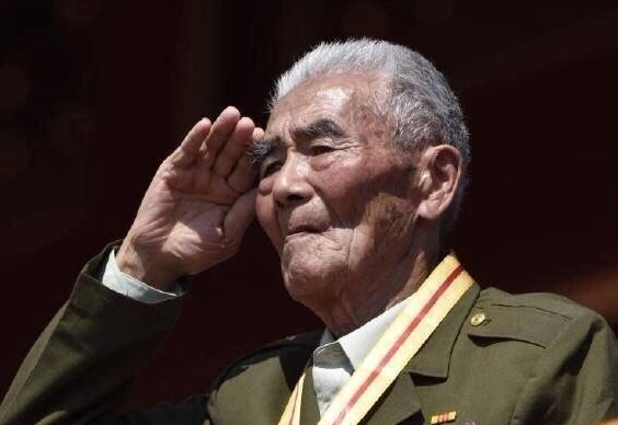 九旬老兵阅兵式全程敬礼 网友称戳中泪点