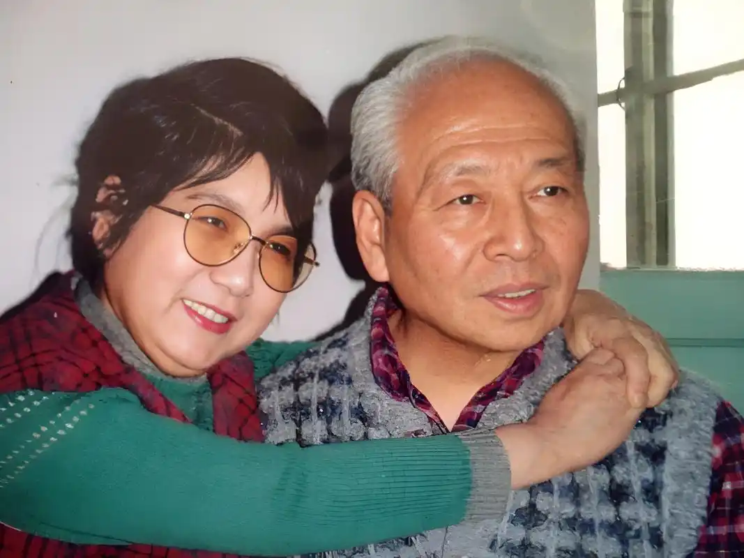 1952年,赵丽蓉和新凤霞在北海公园合了一张珍贵的照片!