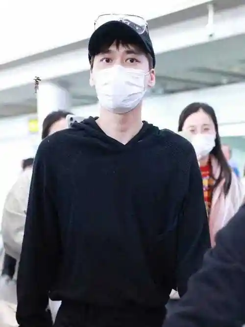 近日,李易峰的一次意外现身北京机场引发了粉丝们的热议.