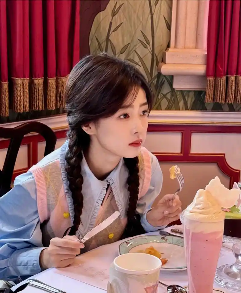 白鹿和李一桐还是傻傻分不清,尤其是第一张,越看越像李一桐,可第一眼