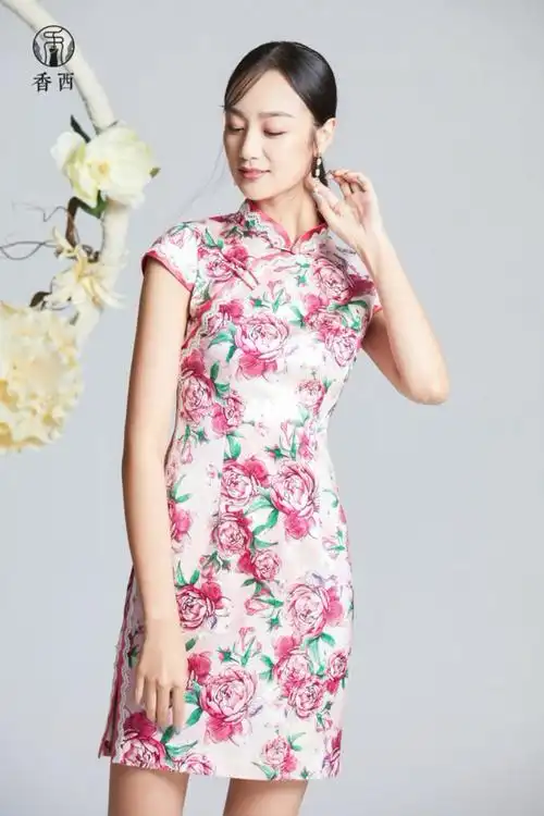 光彩夺目的玫瑰花旗袍