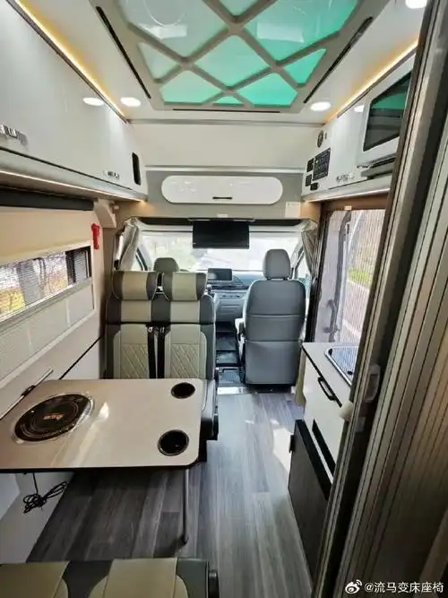 房车超话  能坐能躺能睡觉,要选流马变床座椅  经典的房车改装方案