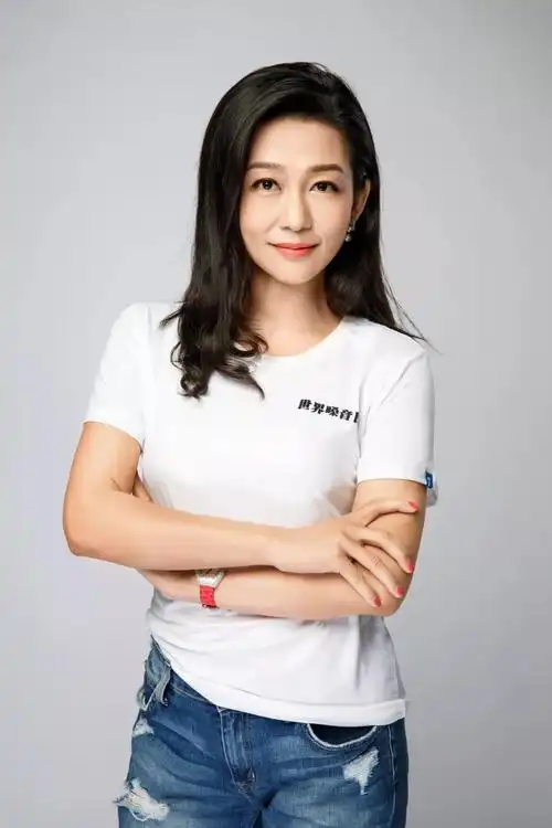 主播给大家进行现场解说广东体育频道主持人周维嘉广东卫视主持人吉娅