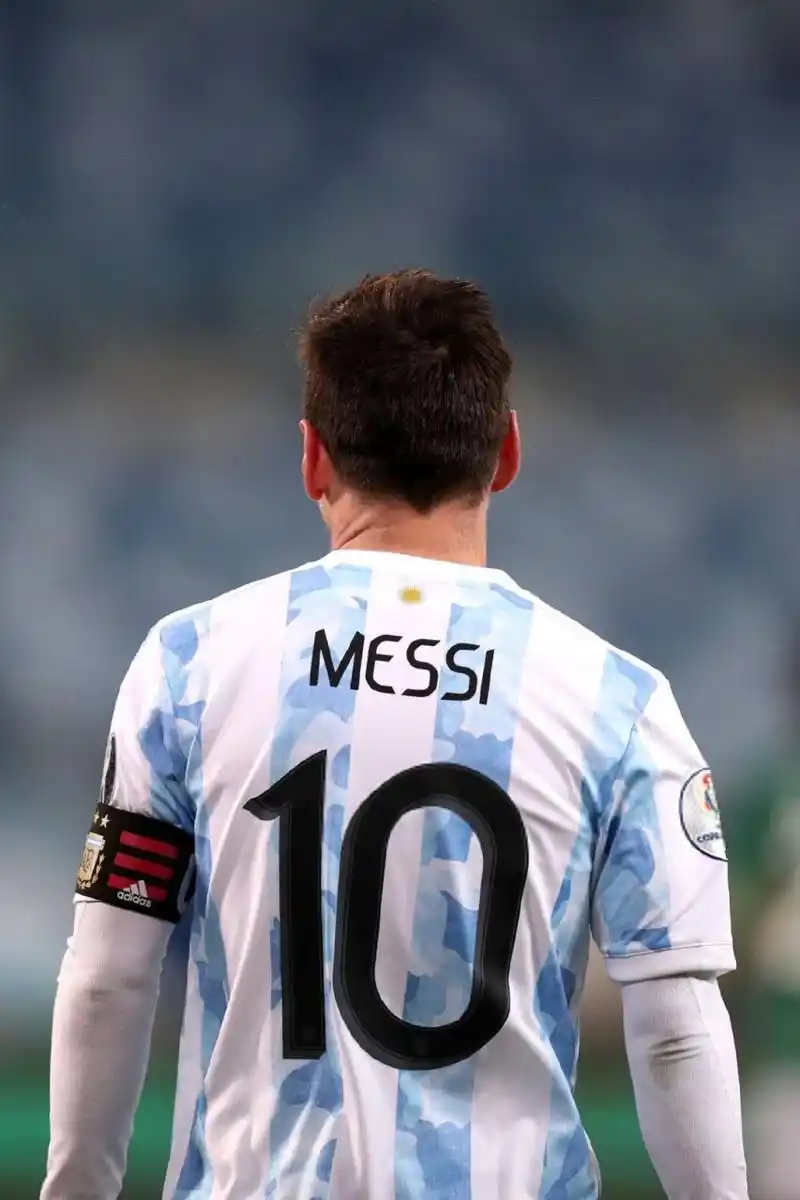 梅西身披阿根廷10号球衣已有15载 经历苦难与欢笑,承受苦难和荣耀 蓝
