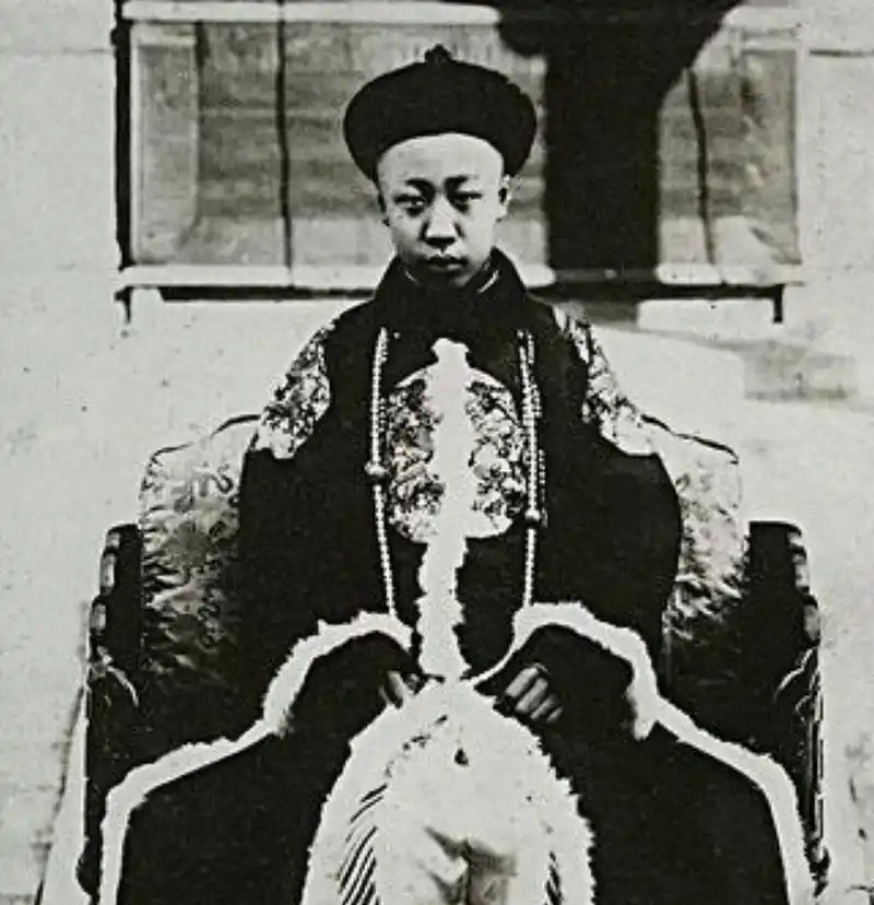 晚清皇帝溥仪退位后的生活:九五之尊成平民,监狱里潜心改造!_清朝