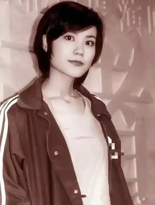 王菲早年出席活动,一头短发惊艳众人,真正的天生丽质!