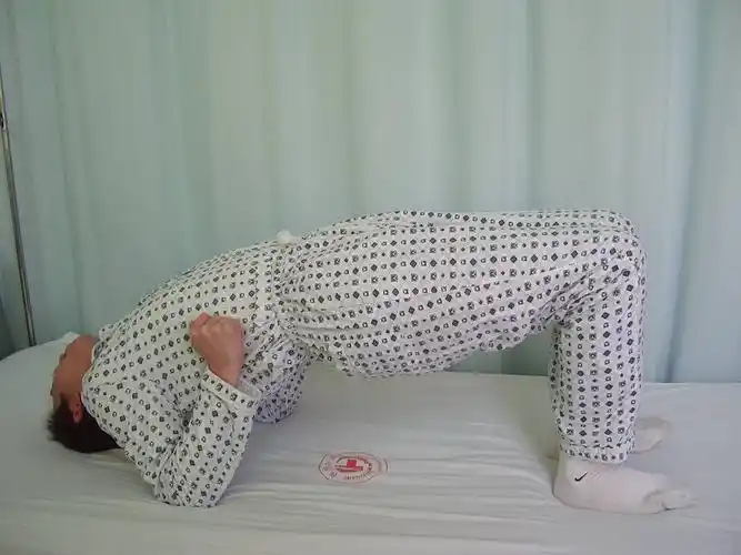 患了腰椎间盘突出,睡前三分钟 睡觉这个姿势,腰椎好一半!