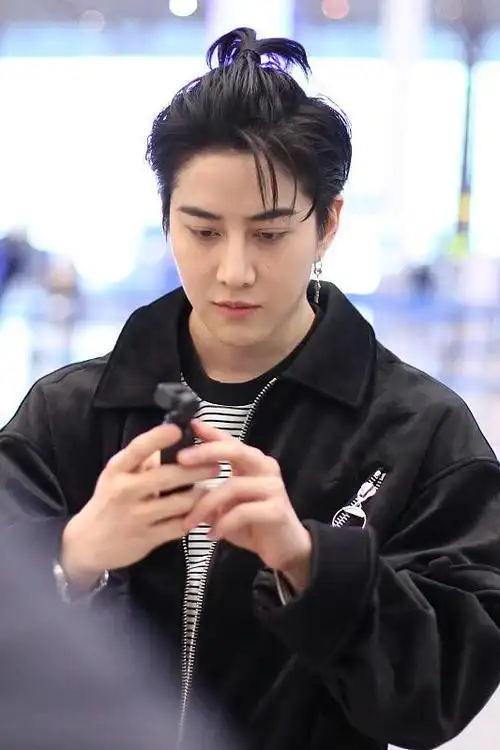 穿着非常单薄,泰国现在的气候和中国还是有差距的,而mike双手插兜