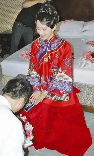 胡静中式装扮出嫁,老公跪地求爱