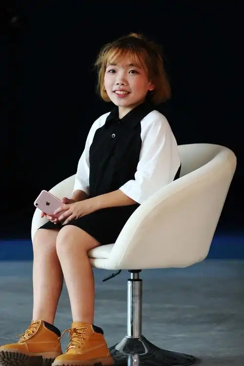 12地震袖珍女孩,写回忆录讲述重建人生的这10年